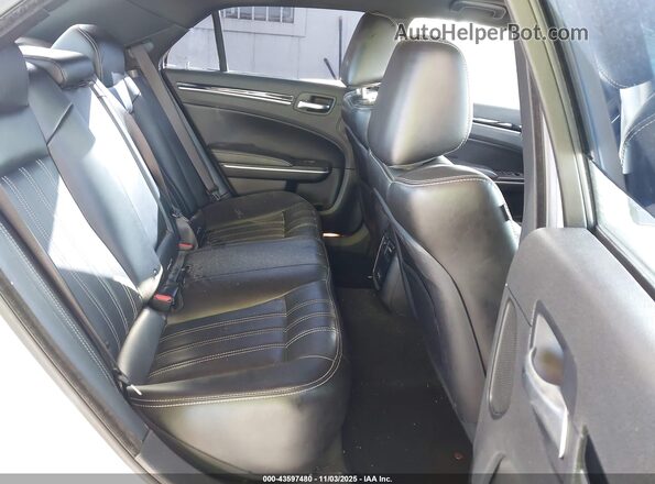 2C3CCABG2PH537466 2023 CHRYSLER 300 White Widok naklejki z numerem VIN