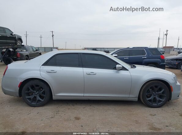 2C3CCABG7MH532890 2021 CHRYSLER 300 Серебряный Вид задней части салона