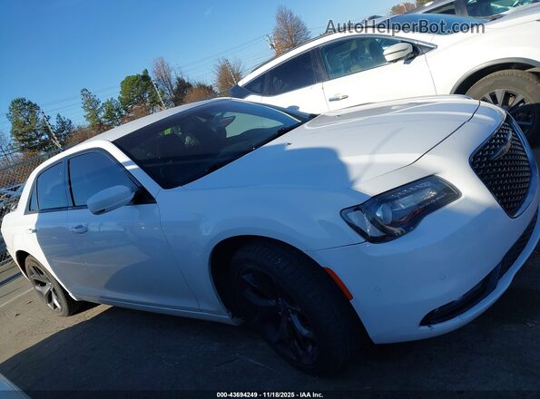 2C3CCABGXMH529305 2021 CHRYSLER 300 White Widok wnętrza z tyłu
