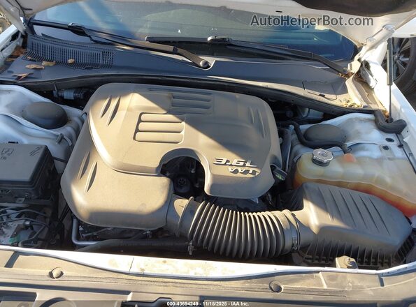 2C3CCABGXMH529305 2021 CHRYSLER 300 White Widok z tyłu