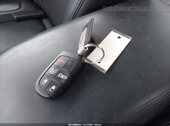 2C3CCADG0PH661863 2023 CHRYSLER 300 Черный Вид панели приборов
