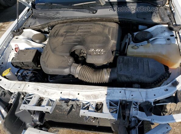 2C3CCARG1NH134579 2022 CHRYSLER 300 White Widok wnętrza z tyłu