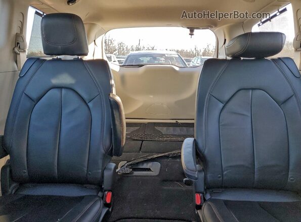 2C4RC1BG4HR803684 2017 CHRYSLER PACIFICA Silver Widok tylnych siedzeń