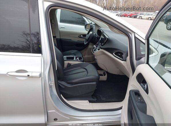2C4RC1BG4RR149223 2024 CHRYSLER PACIFICA Silver Вид салону спереду