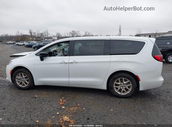 2C4RC1CG4RR201948 2024 CHRYSLER VOYAGER White Widok wnętrza z tyłu
