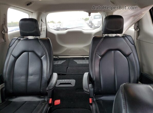 2C4RC1DG1LR258548 2020 CHRYSLER VOYAGER Gray Widok tylnych siedzeń
