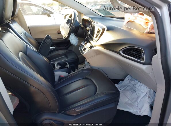 2C4RC1DG3MR523617 2021 CHRYSLER VOYAGER Серебряный Вид салона спереди