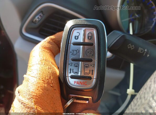 2C4RC1DG8LR148354 2020 CHRYSLER VOYAGER Красный Вид панели приборов