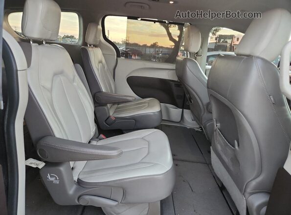 2C4RC1DG9LR261827 2020 CHRYSLER VOYAGER Gray Вид задньої частини салону