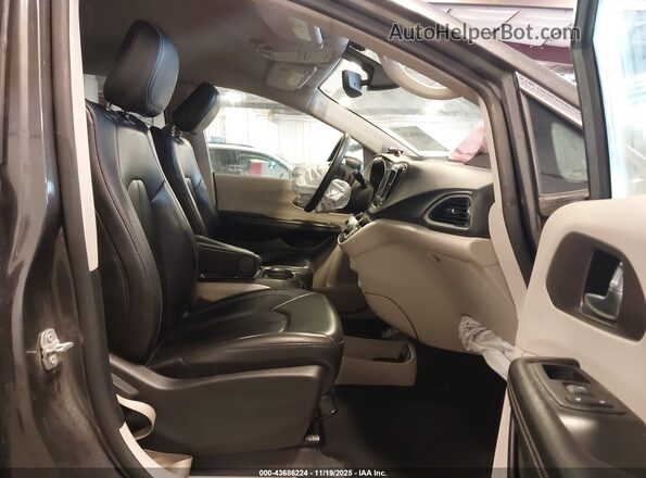 2C4RC1DGXMR513005 2021 CHRYSLER VOYAGER Серый Вид салона спереди