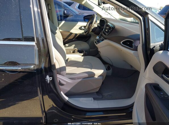 2C4RC1FG9LR237444 2020 CHRYSLER PACIFICA Black Front interior view