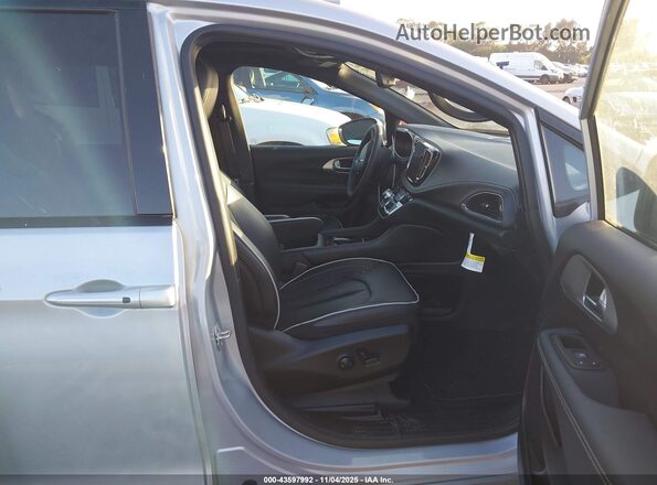 2C4RC1S77PR609309 2023 CHRYSLER PACIFICA Gray Vista interior delantera