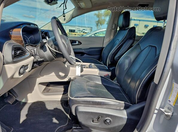 2C4RC3GG5NR175179 2022 CHRYSLER PACIFICA Серебряный Вид салона спереди