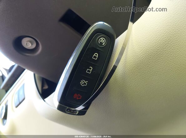 2LMHJ5AT0KBL01911 2019 LINCOLN MKT Silver Vista del salpicadero