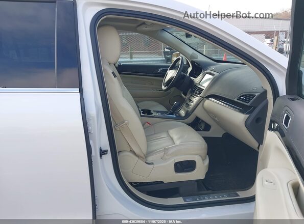 2LMHJ5AT2KBL00694 2019 LINCOLN MKT White Vista interior delantera