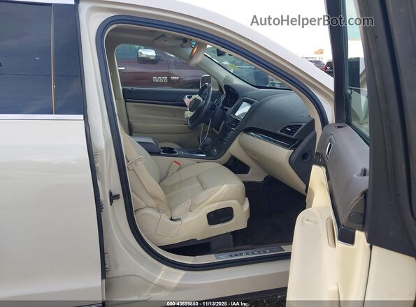 2LMHJ5FK8JBL00875 2018 LINCOLN MKT Cream Widok wnętrza z przodu