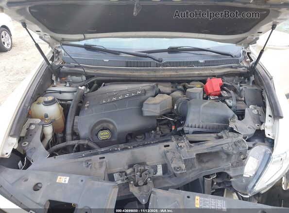 2LMHJ5FK8JBL00875 2018 LINCOLN MKT Cream Widok z tyłu