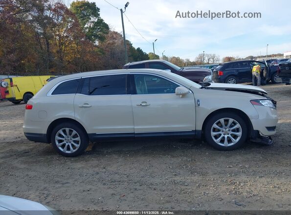 2LMHJ5FK8JBL00875 2018 LINCOLN MKT Cream Widok wnętrza z tyłu