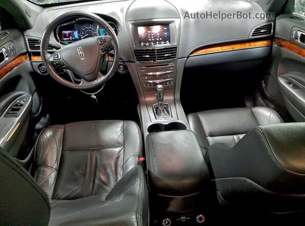 2LMHJ5NK0HBL01207 2017 LINCOLN MKT Black Dashboard view