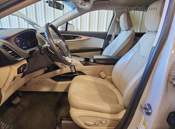 2LMPJ6J97LBL01654 2020 LINCOLN NAUTILUS White წინა სალონის ხედი