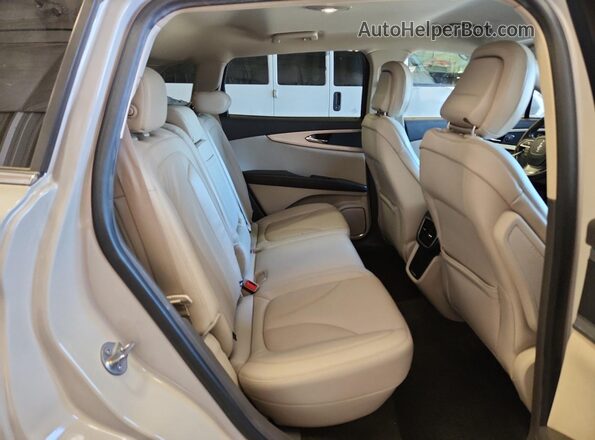 2LMPJ6J97LBL01654 2020 LINCOLN NAUTILUS White უკანა სალონის ხედი