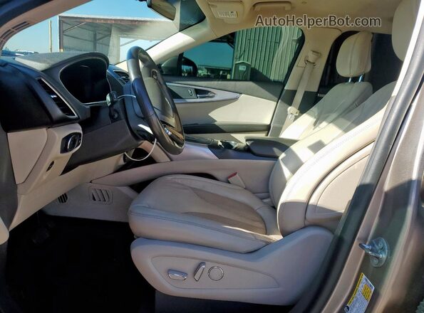 2LMPJ8J9XLBL28052 2020 LINCOLN NAUTILUS Gold Front interior view