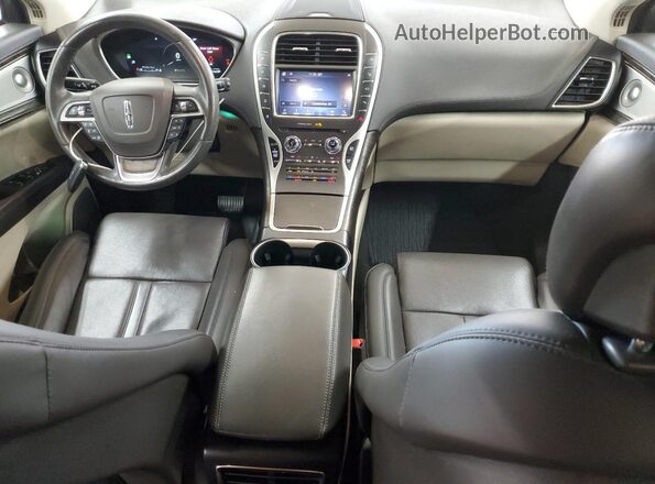 2LMPJ8K92LBL11616 2020 LINCOLN NAUTILUS Tan Widok deski rozdzielczej