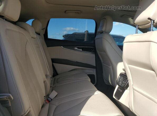 2LMPJ8K92LBL13804 2020 LINCOLN NAUTILUS White Вид задньої частини салону