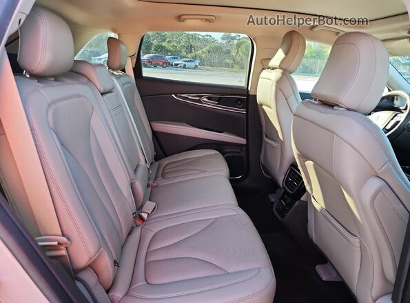 2LMPJ8K99MBL09251 2021 LINCOLN NAUTILUS Beige Vista interior trasera