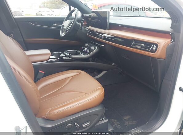 2LMPJ8K99NBL08683 2022 LINCOLN NAUTILUS White Вид салону спереду