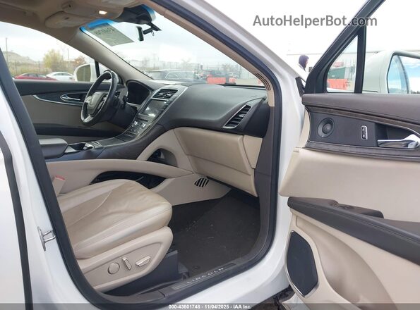 2LMPJ8K9XLBL34562 2020 LINCOLN NAUTILUS White Вид салону спереду
