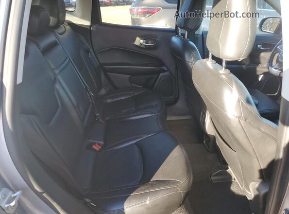 3C4NJCCB6LT152714 2020 JEEP COMPASS Gray Vista interior trasera