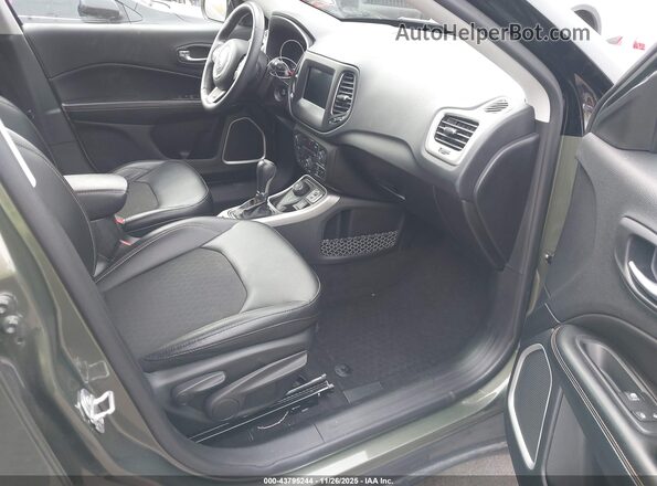 3C4NJDBB8KT740894 2019 JEEP COMPASS Зеленый Вид салона спереди