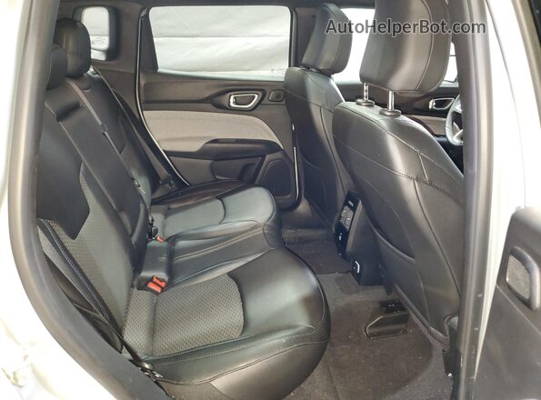 3C4NJDBN1RT170757 2024 JEEP COMPASS Silver Vista interior trasera