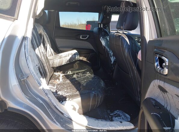 3C4NJDBN5RT112229 2024 JEEP COMPASS Silver Widok naklejki z numerem VIN