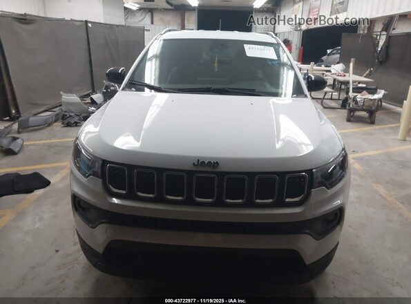 3C4NJDBNXPT562083 2023 JEEP COMPASS White Widok wnętrza z tyłu