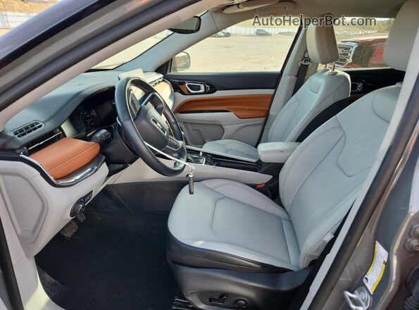 3C4NJDCB7NT168803 2022 JEEP COMPASS Gray Front interior view