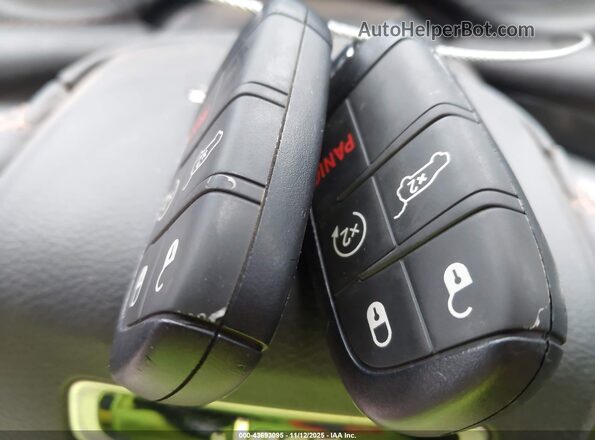 3C4NJDCB9NT213093 2022 JEEP COMPASS Красный Вид панели приборов