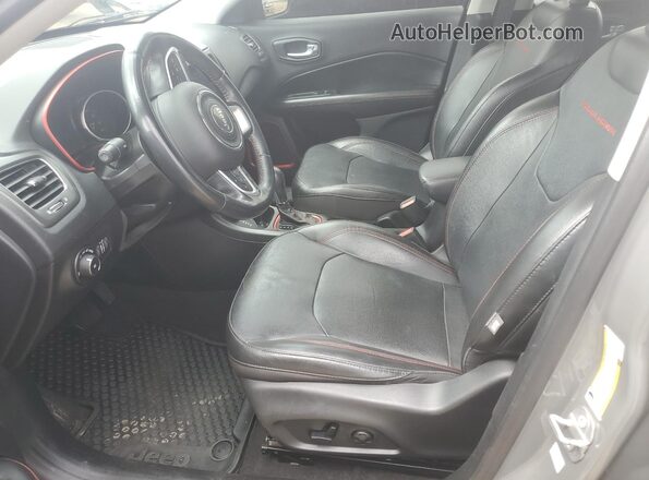 3C4NJDDB3LT244299 2020 JEEP COMPASS Серый Вид салона спереди