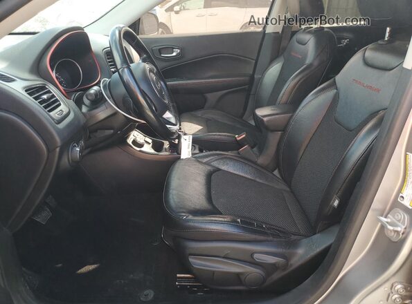 3C4NJDDBXLT208173 2020 JEEP COMPASS Серый Вид салона спереди