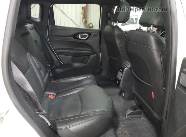 3C4NJDDN3RT590811 2024 JEEP COMPASS Белый Вид задней части салона
