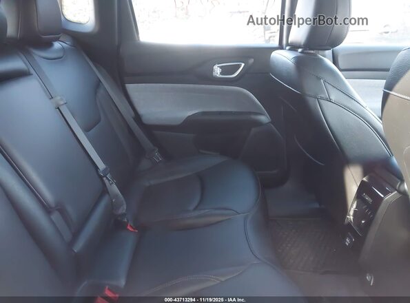 3C4NJDFN8RT601413 2024 JEEP COMPASS Silver Widok naklejki z numerem VIN