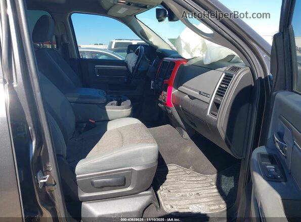 3C6RR7LG3JG230618 2018 RAM 1500 Gray Widok wnętrza z przodu