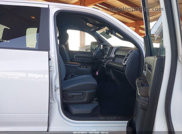 3C6UR5DL2RG136381 2024 RAM 2500 White წინა სალონის ხედი