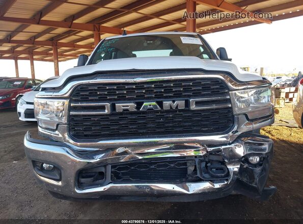3C6UR5DL2RG136381 2024 RAM 2500 White ხელსაწყოთა პანელის ხედი