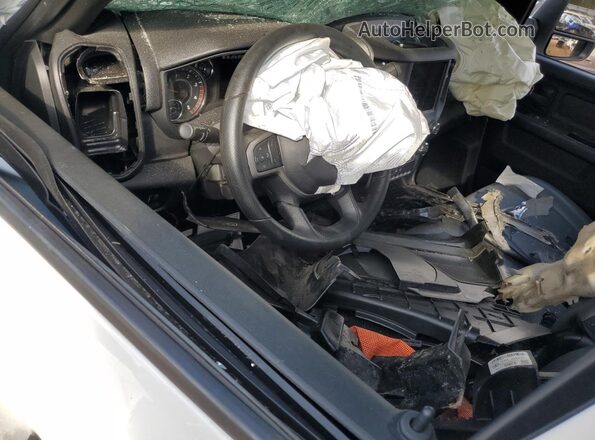 3C7WRNFL0RG333048 2024 RAM 5500 White Dashboard view