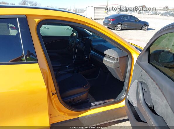 3FMTK4SE3MME00429 2021 FORD MUSTANG MACH-E Yellow Widok wnętrza z przodu