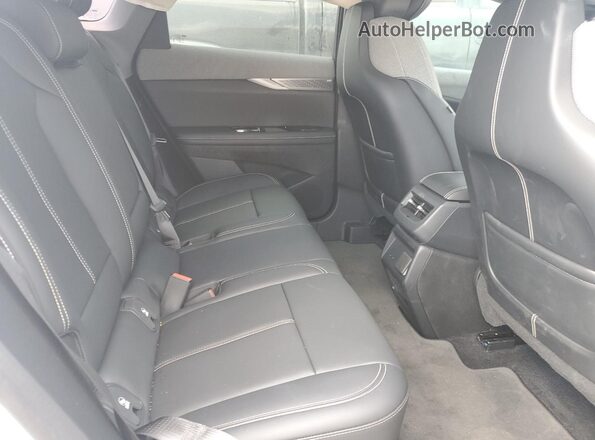 3GYK3EMR0SS166188 2025 CADILLAC OPTIQ White Widok wnętrza z tyłu