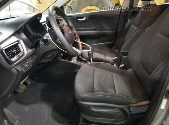 3KPA24AD0NE477873 2022 KIA RIO Gray Vista interior delantera