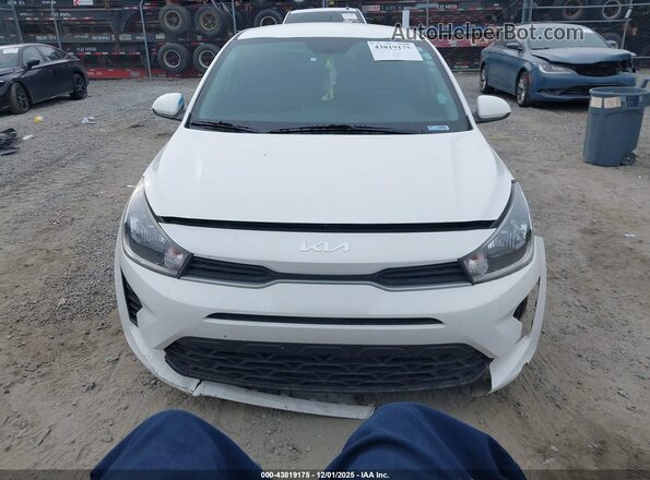 3KPA24AD0NE478733 2022 KIA RIO White Вид задньої частини салону